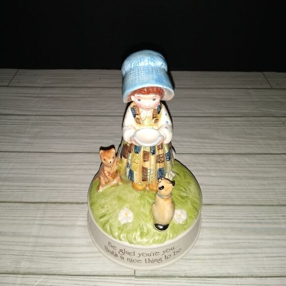 Vintage 1974 Holly Hobbie Feeding Kittens Music Box Japan Be Glad You're You - Picture 1 of 10